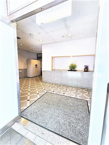 グランデュオ五日市駅前ウエストのエントランス|玄関ホール・宅配ボックス　※2023年6月撮影