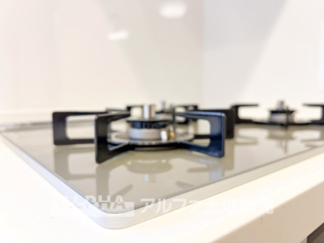 ~府中本町~Remodeled Homeのキッチン|【Glass top range】
◆ガラストップレンジ◆お料理のあとはさっと拭くだけで綺麗になる。お手入れも簡単に、見た目も綺麗に。奥様の負担を軽減します。