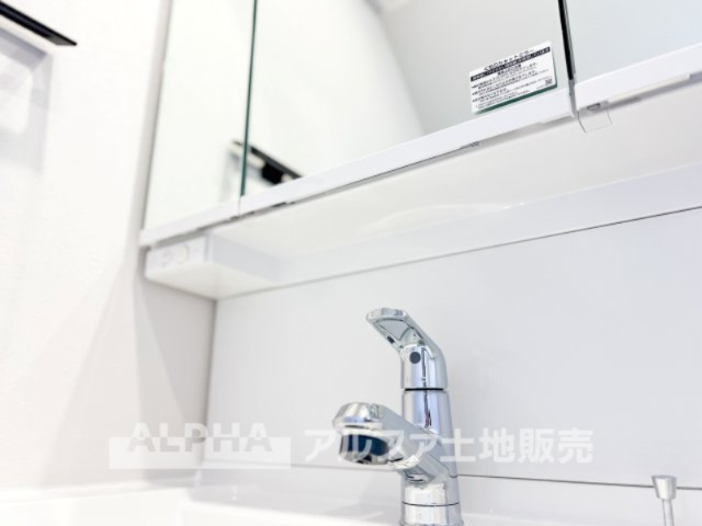 ~府中本町~Remodeled Homeの独立洗面台|【Vanity with Three Mirrors】
◆三面鏡洗面化粧台◆身支度で使う歯ブラシや化粧品などの小物も鏡裏にすっきり収納。生活感を抑えて朝のひとときも快適に過ごせスタイリッシュな空間に。