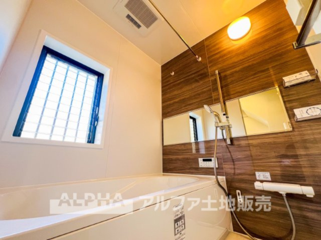 ~府中本町~Remodeled Homeの浴室|【Bathroom】
◆浴室換気乾燥機付きUB◆雨に日でも洗濯物が乾かせ、同時に室内を乾燥させる為、カビ、汚れの発生を抑えます。暖房機機能があり冬場は入浴前に暖め可能でとても重宝します。