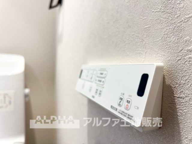 ~府中本町~Remodeled Homeのトイレ|【Warm water flush toilet】
◆温水洗浄便座付きトイレ◆お掃除も楽々。快適に過ごすためには今や欠かせない設備の一つです。壁掛けリモコンで使いやすくいつでも清潔に保てます。