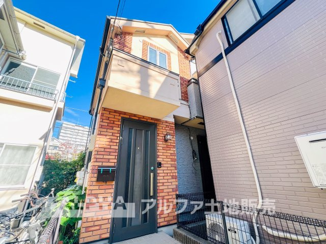 ~府中本町~Remodeled Homeの外観|【outward appearance】
◆時を忘れる場所◆みんなが集い、食事と楽しい会話が始まる。話に夢中になり、ついつい時を忘れ夜半過ぎになってしまう。そんな束の間の幸せを感じさせてくれる場所。