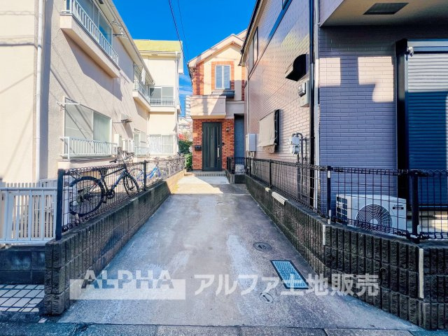 ~府中本町~Remodeled Homeの駐車場|【Blue sky】
◆青空に包まれて◆ベランダから望む紺碧の空。外を眺め時を忘れるなんて、ひさしかたぶりだろうか。こんなにも広く美しい情景が我が家にも広がっているなんて。こんな時間を大切にしたい。