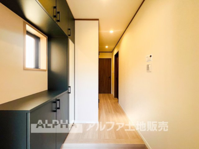 ~府中本町~Remodeled Homeの玄関|【Shoes cloakroom】
◆シューズクローク◆多彩な収納のアレンジが行えるのもポイントの一つ。何通りもの配置ができるので、魅せる収納にも対応ができます。家族の思い出をフォトフレームに飾る。