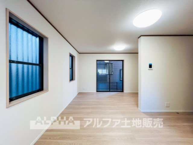 ~府中本町~Remodeled Homeの居間・リビング|【Living room】
◆時を忘れる場所◆ここにはみんなが集い、食事と楽しい会話が始まる。話に夢中になりすぎて、ついつい時を忘れ夜半過ぎになってしまう。そんな束の間の幸せを感じさせてくれる場所。