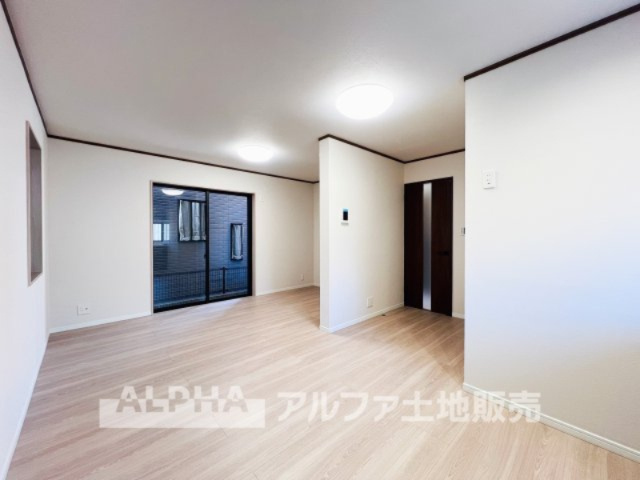 ~府中本町~Remodeled Homeの居間・リビング|【The situation】
◆シチュエーション◆リビングルームのドアを開くと、窓から飛び込むのは緑と光の風光明媚な景色。僕の目に映るは、ここで家族と会話をワイワイガヤガヤ楽しんでいる様子。