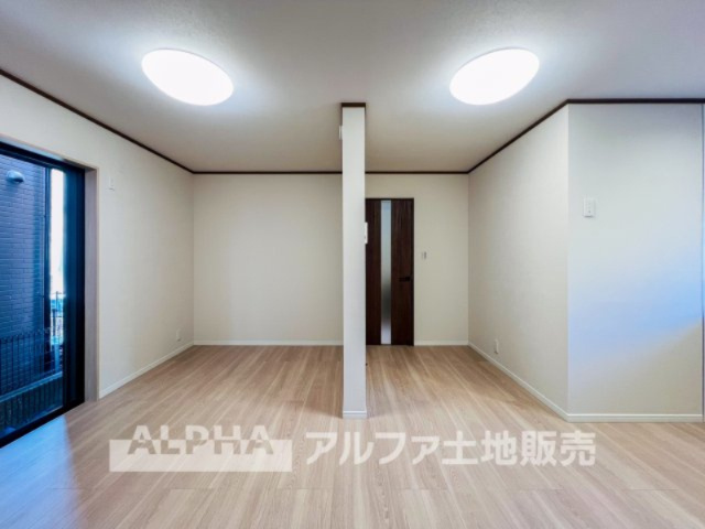 ~府中本町~Remodeled Homeの居間・リビング|【Comfortable living】
◆居心地のいい暮らし◆には欠かせない眩い採光。ゆったりとした幅の窓からこの空間に降り注ぐ採光が絶えない。明るいリビングこそ居心地のいい暮らしが待っていると思う