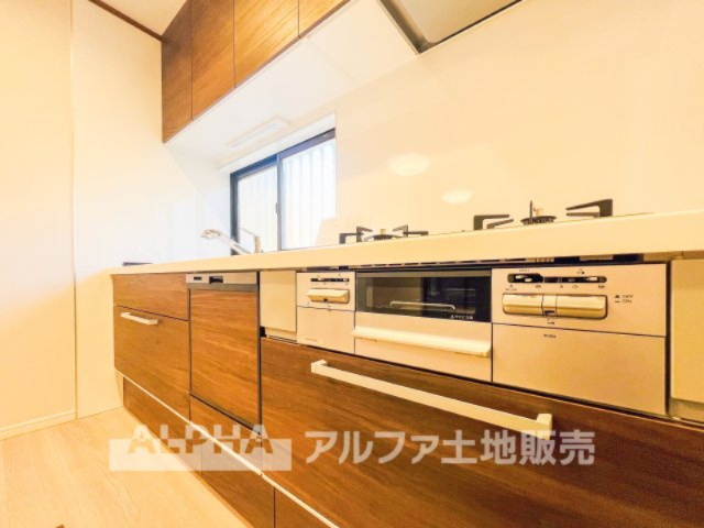 ~府中本町~Remodeled Homeのキッチン|【Happy circle Kitchen】
◆団欒キッチン◆キッチンからは家族の団欒が飛び交い明るい陽射しを浴びながらの朝食は楽しく素敵な時を奏でる空間。