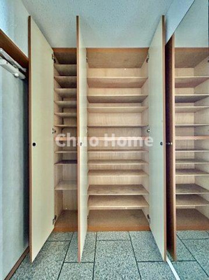 【玄関】 | タカエイマンション | 【玄関】玄関には大型のシューズクローゼットを設置しておりますのでいつでもスッキリりとした空間を保てます。玄関周りを清潔に使うのはとても大事なことですよね。