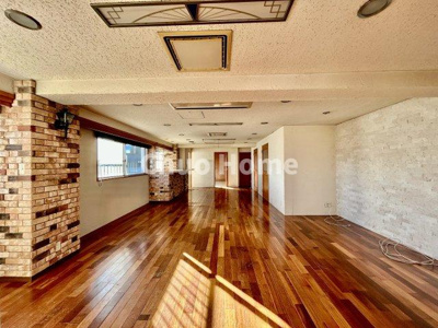 【居間・リビング】 | タカエイマンション | 【リビングダイニング】一日の中で多くの時間を過すことになるリビングダイニングだからこそ、いつも穏やかな空間であることが必然。爽やかな通風と採光を存分に感じる事が出来る空間です。