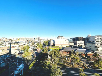 【展望】 | タカエイマンション | 手を伸ばせば、ふれることが出来そうな環境が、そのままインテリアになったような印象です。その豊かな眺望にふさわしい空間には、通風・採光にも優れ、心地よい光と風があふれています