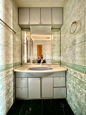 【独立洗面台】 | タカエイマンション | 【洗面化粧台】洗面化粧台には三面鏡を採用。身だしなみを整えやすい事はもちろんですが、鏡の後ろに収納スペースを設ける事により、散らかりやすい洗面スペースをすっきりさせる事が出来るのも嬉しいですね