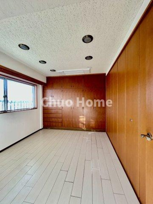 【洋室】 | タカエイマンション | 【洋室】快適に過ごす条件は、一人ひとり違います。だからこそ飾り過ぎないシンプルな内装と偏り過ぎないデザインで統一しております。居住していく中でオーナー様だけの【マイホーム】に創り上げて下さい