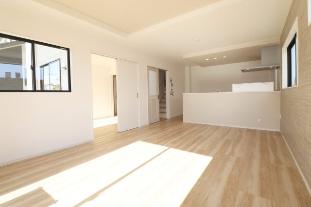 須賀川市千日堂　　  1号棟　　須賀川第１小学校、須賀川第１中学区　の居間・リビング