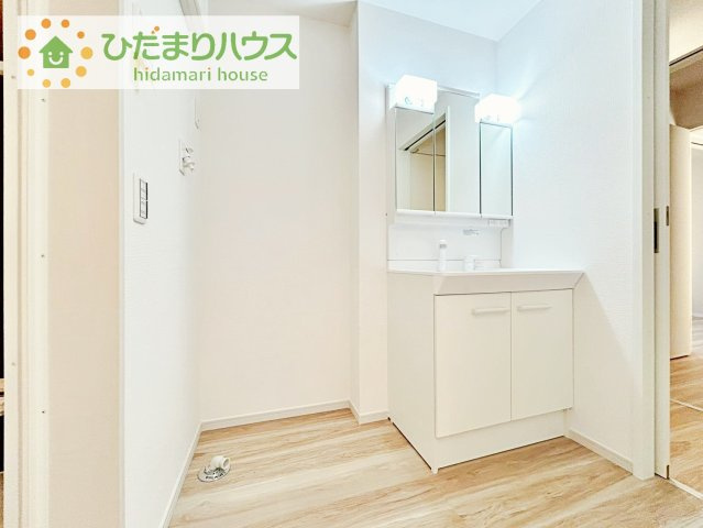 【独立洗面台】 | 龍ケ崎市野原町4期　新築戸建　4号棟 | 三面鏡の大きな鏡は憧れます(^^♪
鏡の後ろは収納となっていて、細かいものでも収納できるのでスッキリと整理できます！