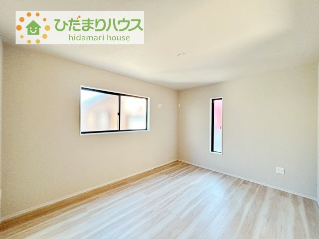 【寝室】 | 龍ケ崎市野原町4期　新築戸建　4号棟 | 広めの主寝室は、ベッドの他にもパソコンデスクやドレッサーなども置けちゃいます(*^-^*)