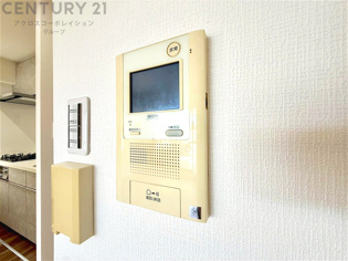 訪問者が来たときにテレビ画面で確認できるため、安心してドアを開けられます。録画機能があるものもあり、留守中に来訪者を記録しておくことができます。利便性が高く、セキュリティ面でも安心です。