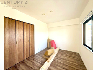 明るい色合いのフローリングとクロスを使用した洋室は家具やインテリアとも調和しやすく空間が広く感じられ開放感を生み出します。自然光を効果的に反射し、室内を明るく保つため、日中の照明使用を抑えられます。