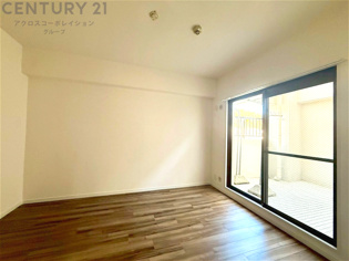 子供部屋…創造性や成長を促す遊びの空間を提供。学習や趣味に集中できる環境を整えます。個別のプライベートスペースは自己表現と自立心を育み、心地よい睡眠環境を整えリラックスできる場所を提供。