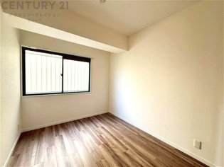 寝室…リラックスできるプライベート空間で、快適な睡眠をサポート。個人の好みに合わせたインテリアや寝具で心地良さを追求。プライベートな時間を過ごし、リフレッシュする場所におすすめです。