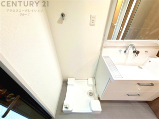 洗濯物の仕分け作業がしやすく、整理整頓が容易になります。洗濯音や湿気を他の部屋に持ち込まず、生活環境を快適に保ちます。上部を活用すれば収納スペースを確保でき洗剤や洗濯用品の整理もしやすくなります。