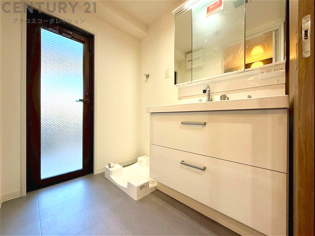 衣服の収納や脱ぎ着や整理整頓がしやすく、湿った衣類を乾燥させるスペースがありカビや臭いの発生を防ぎます。床の汚れを他の部屋に持ち込まず清潔を保つことができます。また快適な入浴環境の整備にも役立ちます。