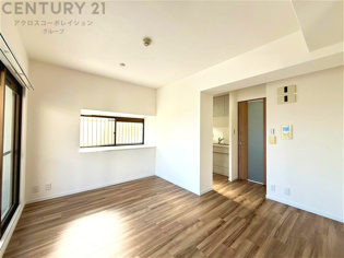 リビングダイニングは家族や友人とのコミュニケーションを楽しむ場所でくつろぎながら食事や会話を楽しめ、多目的に利用できリラックスできる空間です。家庭内の中心として機能し、快適な生活をサポートします。