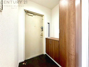 大きな玄関収納付きの玄関です　家族皆様の履物をしっかり収納できます
