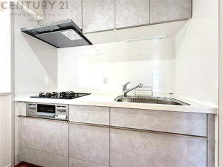 壁付けシステムキッチンはスペースの最大限の有効活用が可能で、動線がスムーズになり調理や準備が快適で効率的に行えます。収納スペースや吊り戸棚が設けられ、調理器具や食器類をスマートに収納できます。