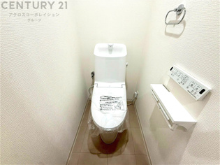 温水洗浄便座付トイレは温水洗浄機能により、暖かい水でおしりを洗浄することができ、冷たい水を使う従来の便座に比べ、温水洗浄機能で暖かいトイレを提供し、快適な使用を可能にします。