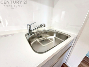 大きなシンクでお鍋などの大きな調理器具を洗う際にも便利です。
