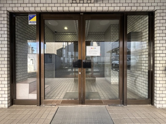 【エントランス】 | オートロックを備えた、マンションのエントランス。やはりセキュリティの観点は欠かすことができません。皆様を“安全”に送り出し、出迎えてくれます。～即日のご見学可能～　お問合せはお気軽にどうぞ。