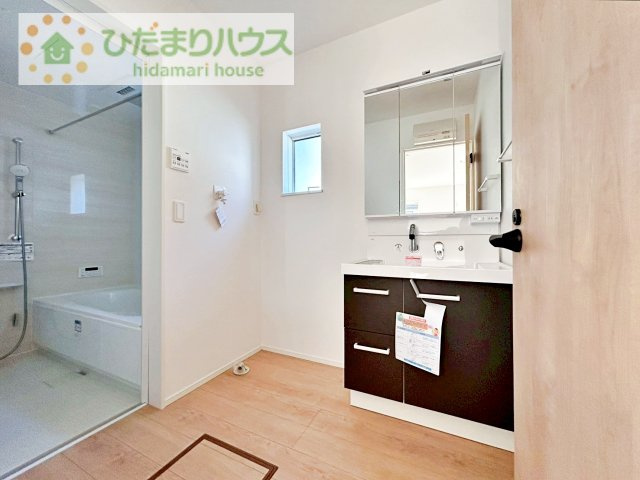 【独立洗面台】 | つくば市緑が丘第1期　新築戸建 | 三面鏡の大きな鏡は憧れます(^^♪
鏡の後ろは収納となっていて、細かいものでも収納できるのでスッキリと整理できます！