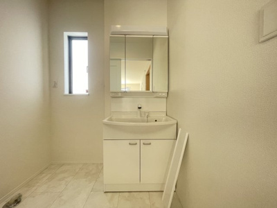 【独立洗面台】 | 読谷村上地（全3棟）C号棟 | C号棟　三面鏡付き洗髪洗面化粧台♪