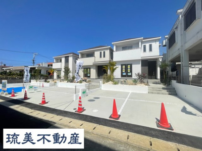 【外観】 | 読谷村上地（全3棟）ラストC号棟 | C号棟　並列駐車2台完備♪素敵な植栽が映えるお庭付き♪