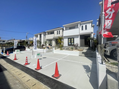 【外観】 | 読谷村上地（全3棟）C号棟 | C号棟　並列駐車2台完備♪素敵な植栽が映えるお庭付き♪