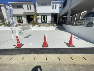 【外観】 | 読谷村上地（全3棟）C号棟 | C号棟　並列駐車2台完備♪素敵な植栽が映えるお庭付き♪