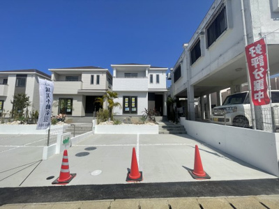 【外観】 | 読谷村上地（全3棟）C号棟 | C号棟　並列駐車2台完備♪素敵な植栽が映えるお庭付き♪