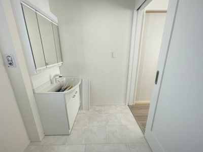 【独立洗面台】 | 読谷村上地（全3棟）C号棟 | C号棟　三面鏡付き洗髪洗面化粧台♪