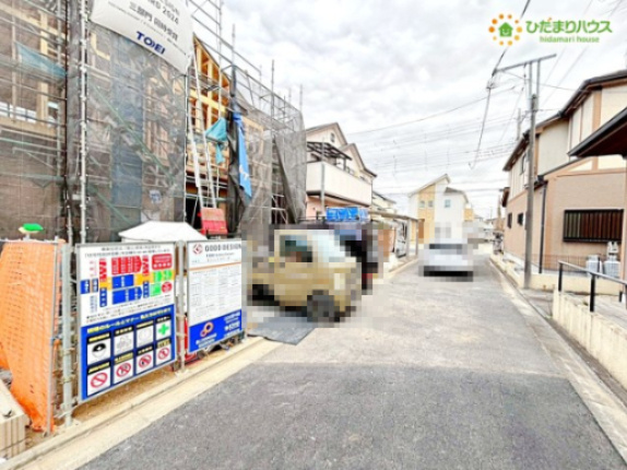 東松山市幸町　新築一戸建て　ブルーミングガーデン　01の前面道路含む現地写真