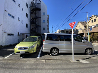 【駐車場】 | マンションの駐車場スペース。空きの有無や駐車料金、サイズ規定などについては、改めてお問い合わせください。～即日のご見学可能～　お問合せはお気軽にどうぞ。
