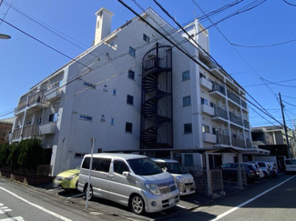 【外観】 | 手入れの行き届いた外壁やエントランスなど、「見ればわかる」レベルで清潔感を保ったマンションです。築年数を感じさせない姿で皆様をお出迎えします。～即日のご見学可能～　お問合せはお気軽にどうぞ。
