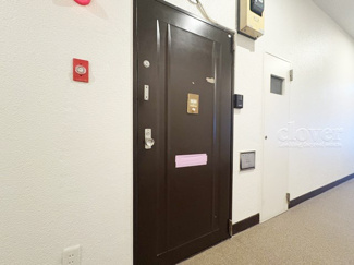 【その他共用部分】 | 皆様をお迎えする、お部屋の玄関ドア。開けやすさや開放角度、ドアノブの操作しやすさや鍵の形状などを、現地で一度ご確認ください。～即日のご見学可能～　お問合せはお気軽にどうぞ。