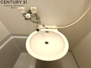 浴室に洗面台があります。