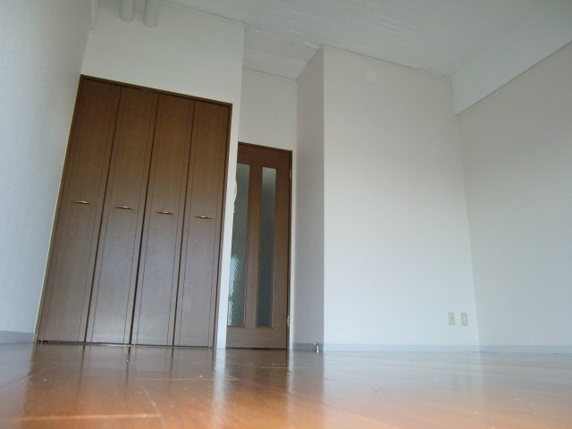 ビューテラス岡本の洋室