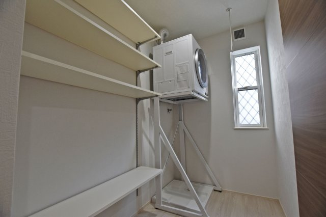 大阪市淀川区新北野3丁目新築戸建のランドリースペース|洗面所には幹太くんが装備。雨の日でも洗濯物がフカフカに仕上がります。