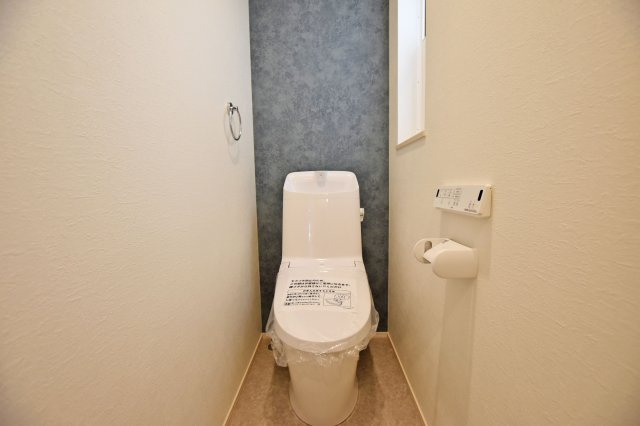 大阪市淀川区新北野3丁目新築戸建のトイレ|一年中快適に利用できる温水洗浄便座付きトイレです。