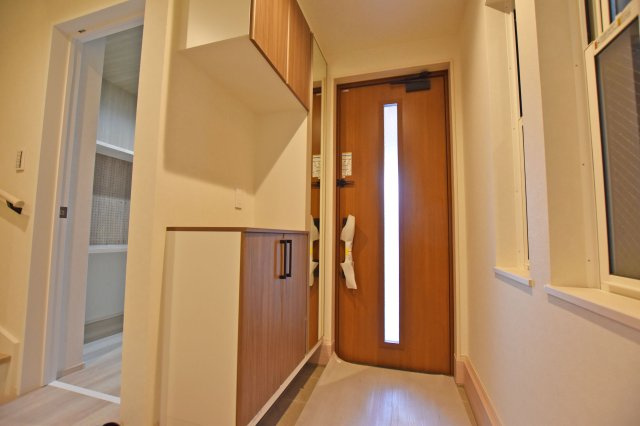 大阪市淀川区新北野3丁目新築戸建の玄関|玄関収納はコの字型タイプ。真ん中には玄関を彩るお花や絵画等も飾れます。