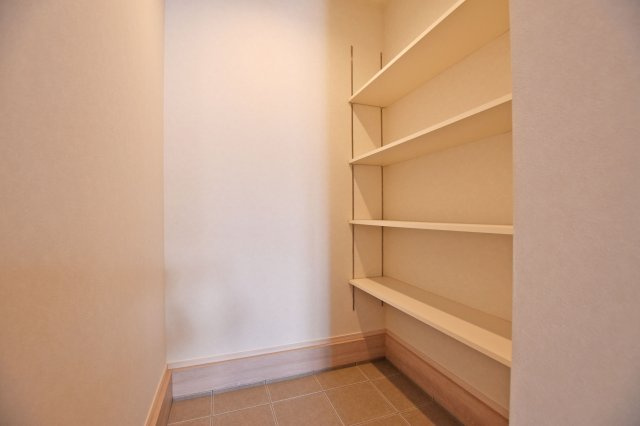 大阪市淀川区新北野3丁目新築戸建の収納|玄関横には土間続きのシューズクローク有り。ベビーカーやゴルフバック等の大きな荷物もきれいに収納できます。