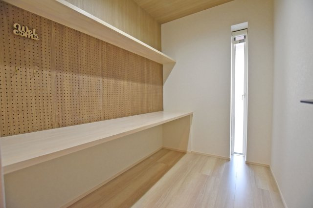 大阪市淀川区新北野3丁目新築戸建の収納|玄関横にはワークスペース有り。趣味を楽しむスペースとしても利用できますし、ファミリークローゼットとして利用もできます。